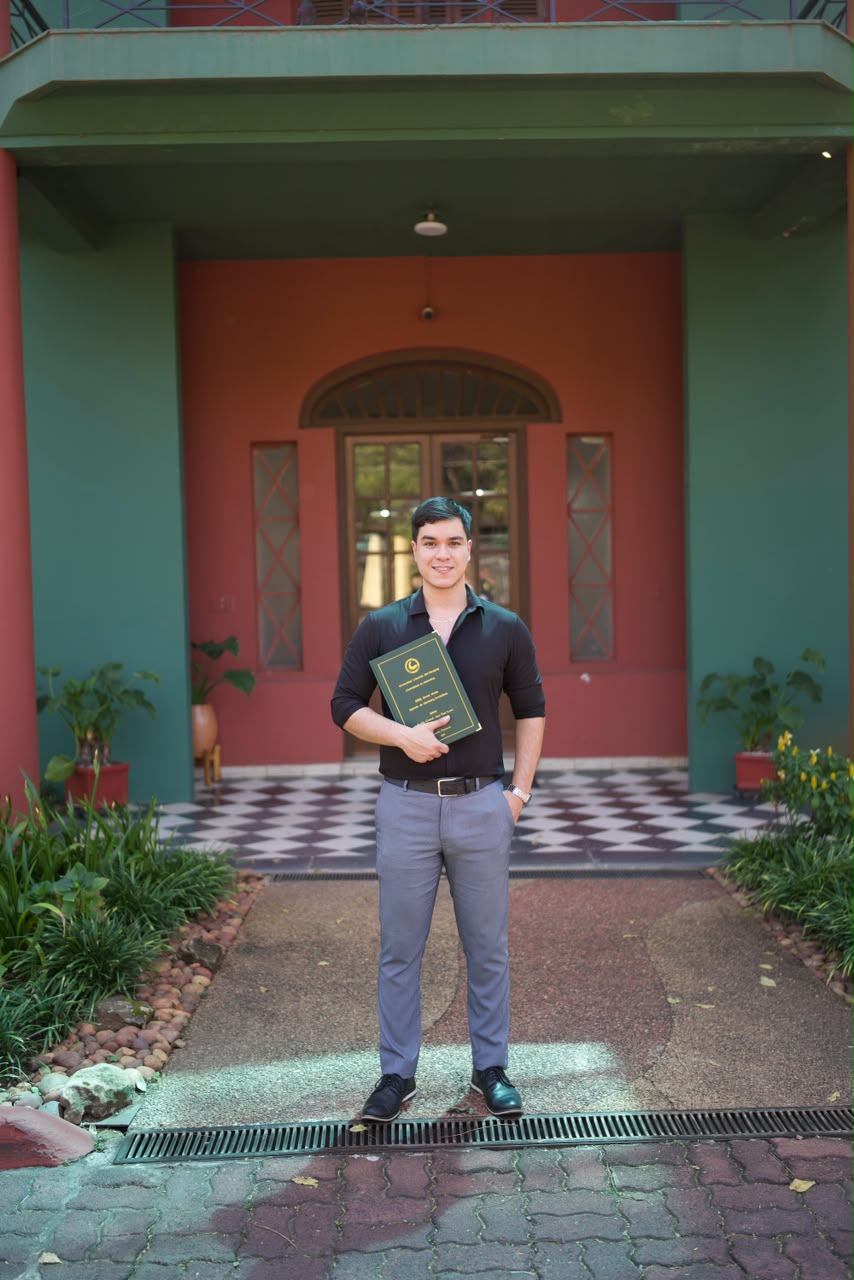 Axel Felip, creador del Método Referente, con su diploma